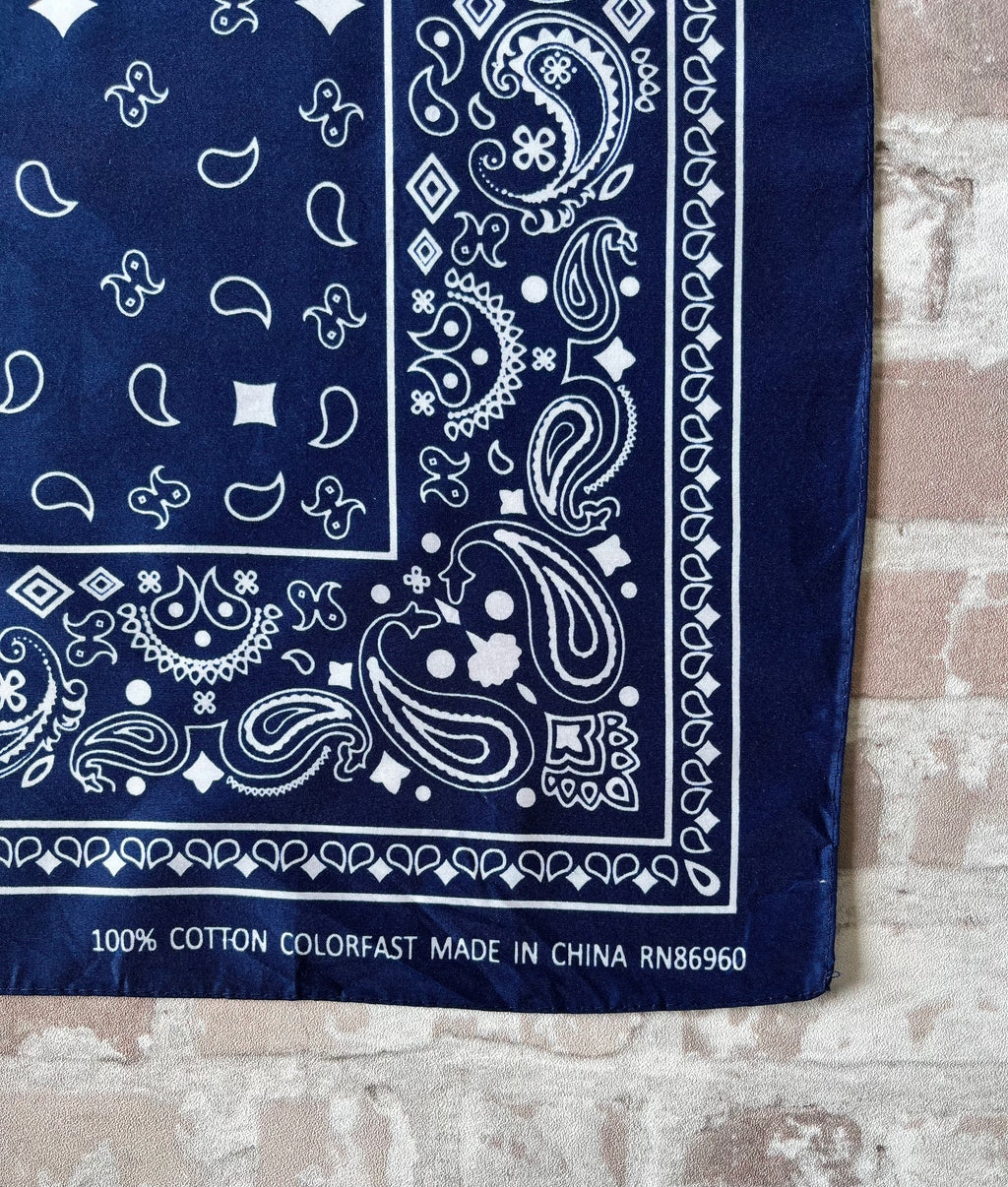 Bandana en coton vintage des années 90 couleur bleu marine au motif Paisley classique et bordure blanche, présenté à plat / détails code RN imprimé