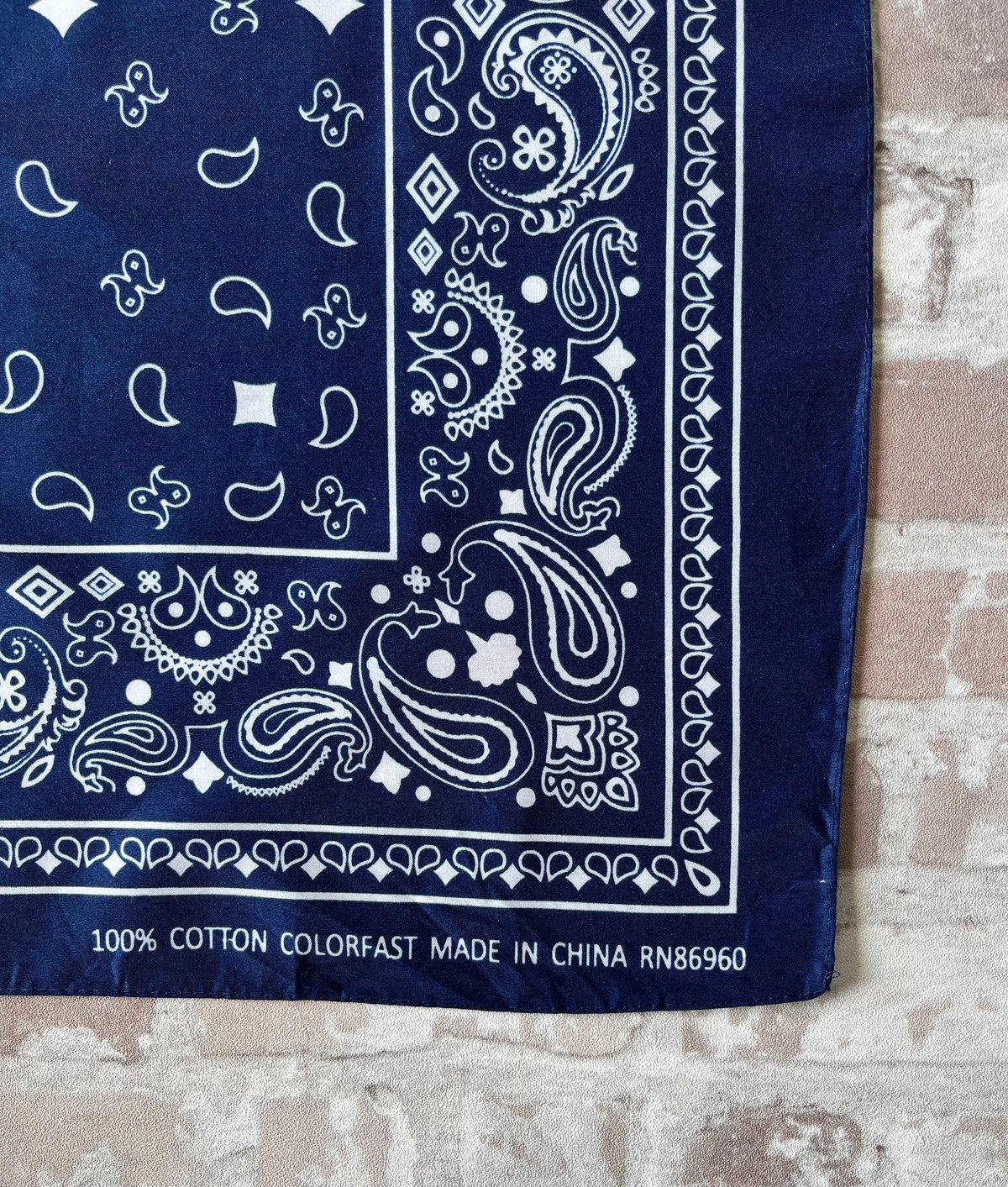 Bandana en coton vintage des années 90 couleur bleu marine au motif Paisley classique et bordure blanche, présenté à plat / détails code RN imprimé