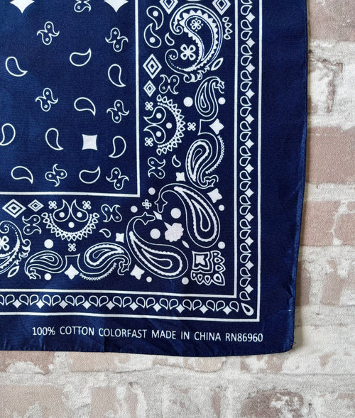 Bandana en coton vintage des années 90 couleur bleu marine au motif Paisley classique et bordure blanche, présenté à plat / détails code RN imprimé