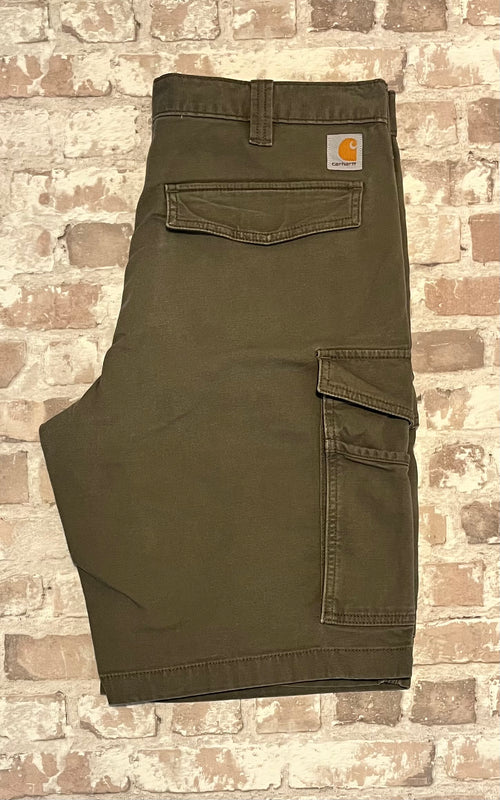Short cargo de travail vert kaki Carhartt Tech Utility en toile canvas stretch, présenté à plat, plié, de dos.