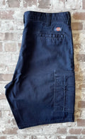 Short cargo bleu marine Dickies Relaxed Fit en toile de coton canvas avec grandes poches latérales, présenté à plat.