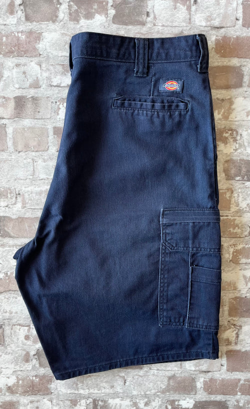 Short cargo bleu marine Dickies Relaxed Fit en toile de coton canvas avec grandes poches latérales, présenté à plat.