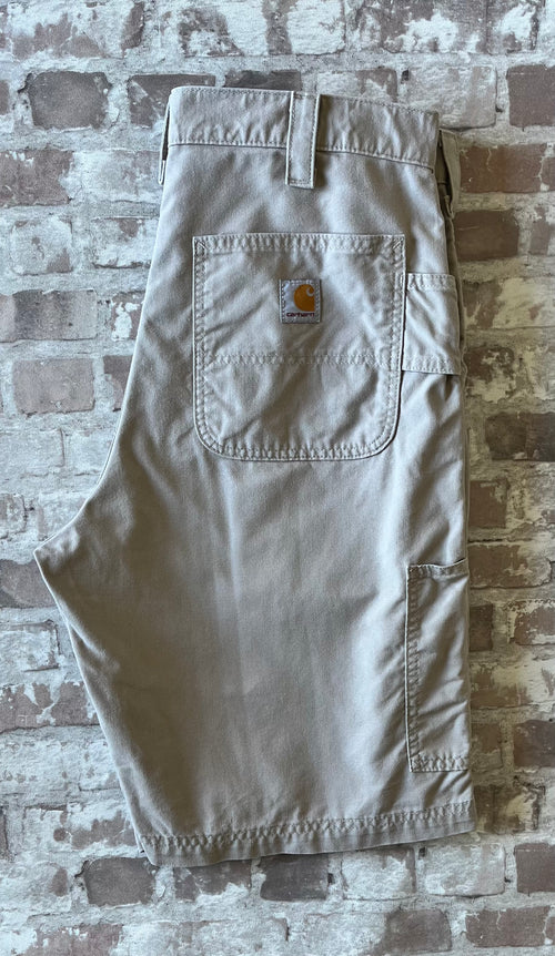 Bermuda de travail beige Carhartt B147  à plat, mettant en valeur la toile en coton canvas.