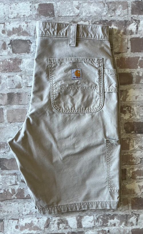 Bermuda de travail beige Carhartt Carpenter B147 en toile de coton canvas robuste, présenté à plat, plié