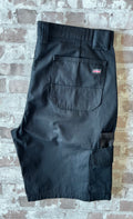 Short cargo noir en toile Ripstop Genuine Dickies avec boucle marteau et poches latérales à soufflets, présenté à plat.