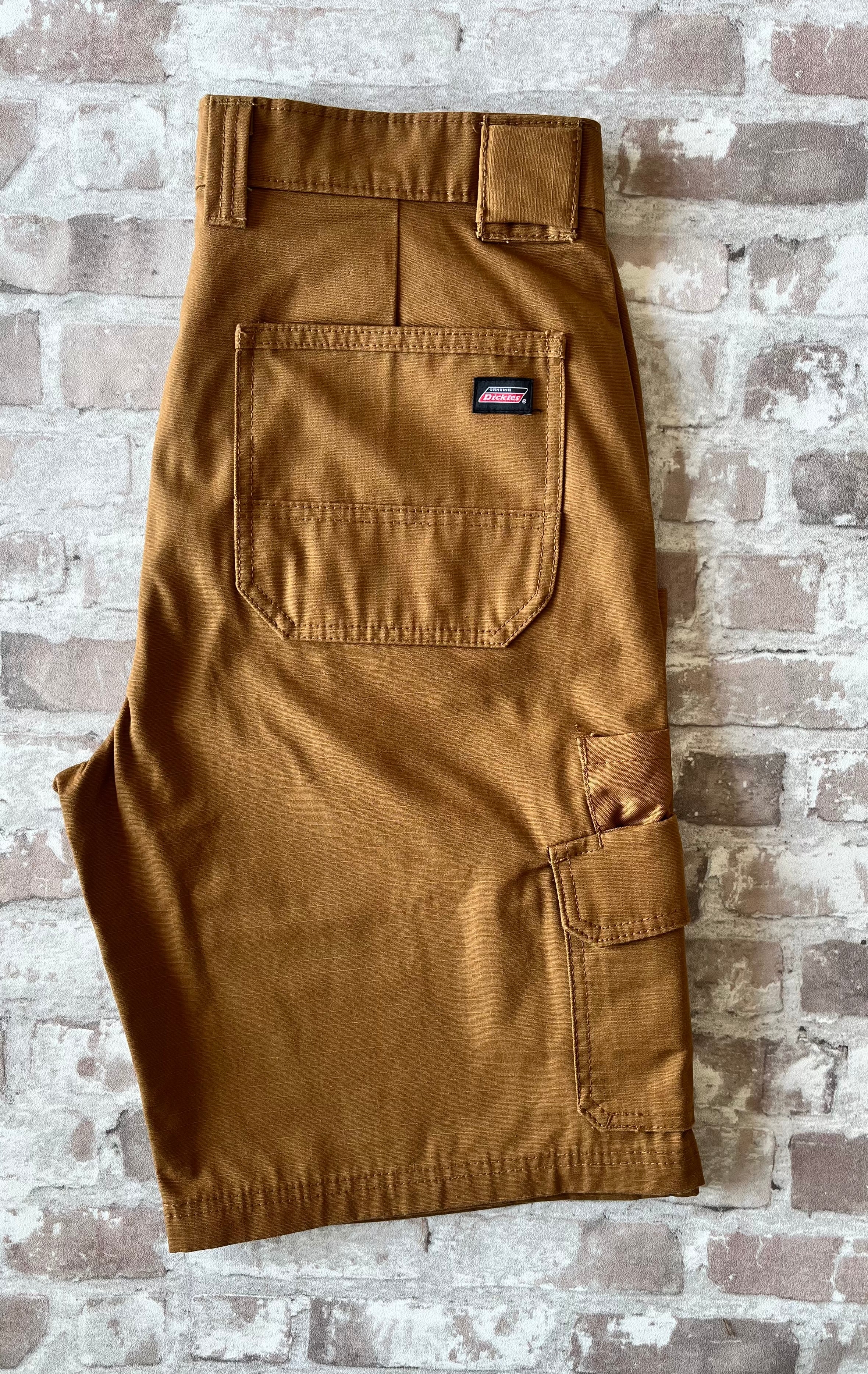 Short cargo marron Dickies en toile de coton Duck Canvas avec boucle marteau et poches à soufflets, présenté à plat.