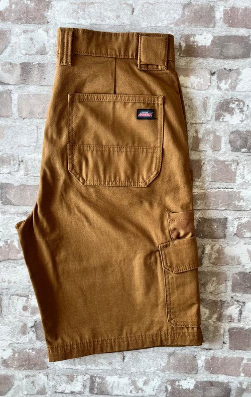 Short cargo marron Dickies en toile de coton Duck Canvas avec boucle marteau et poches à soufflets, présenté à plat.