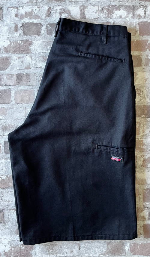 Short de travail Dickies 13 pouces Loose Fit noir avec plis permanents et poche téléphone latérale, présenté à plat.