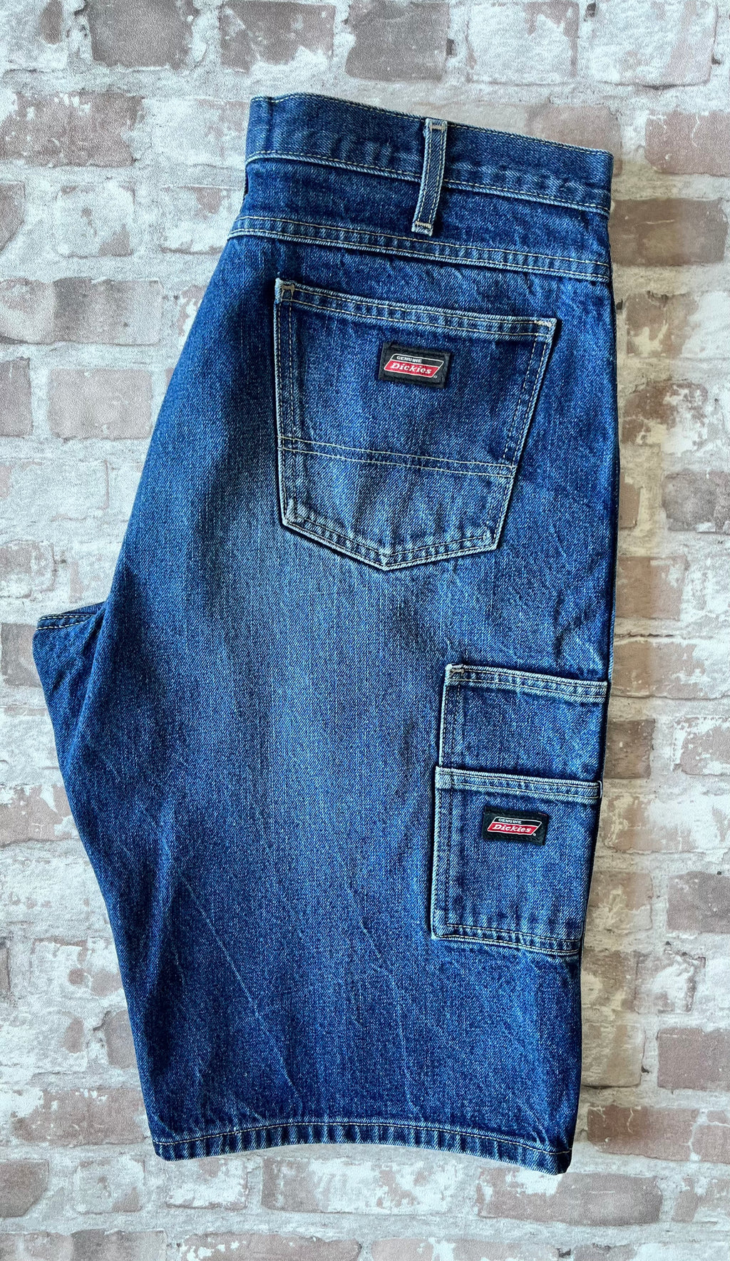 Bermuda de travail long Dickies vintage bleu marine délavé avec poche outils latérale, présenté à plat 