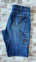 Bermuda de travail long Dickies vintage bleu marine délavé avec poche outils latérale, présenté à plat 