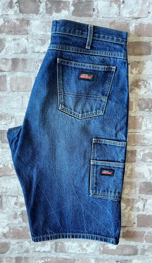Bermuda de travail long Dickies vintage bleu marine délavé avec poche outils latérale, présenté à plat 