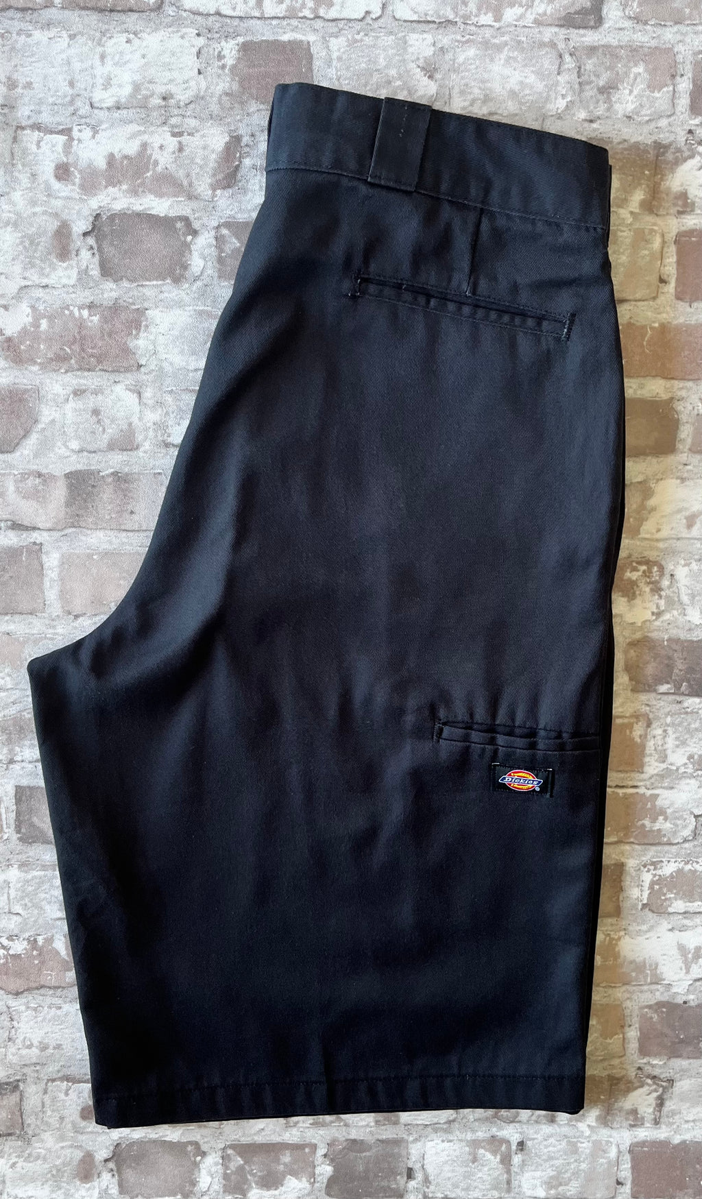 Short de travail Dickies 13 pouces Loose Fit noir à coupe large moderne, présenté à plat.