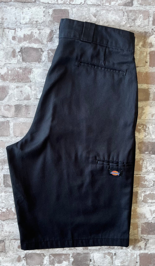 Short de travail Dickies 13 pouces Loose Fit noir à coupe large moderne, présenté à plat.