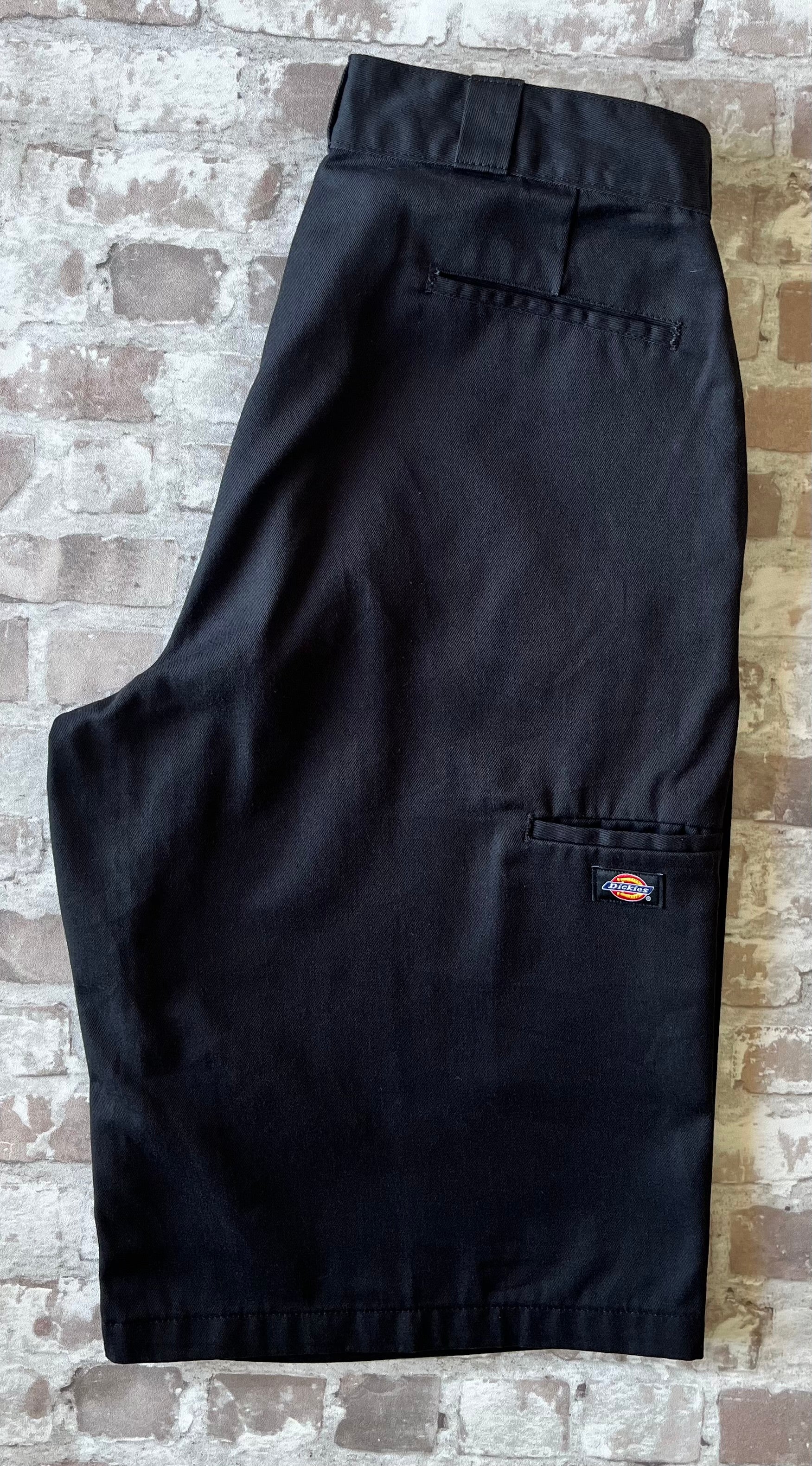 Short de travail large Dickies 13 pouces Multi-Pocket noir en twill résistant, présenté à plat.