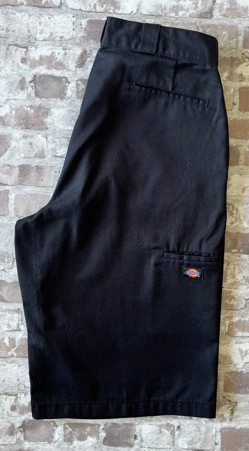 Short de travail large Dickies 13 pouces Multi-Pocket noir en twill résistant, présenté à plat.