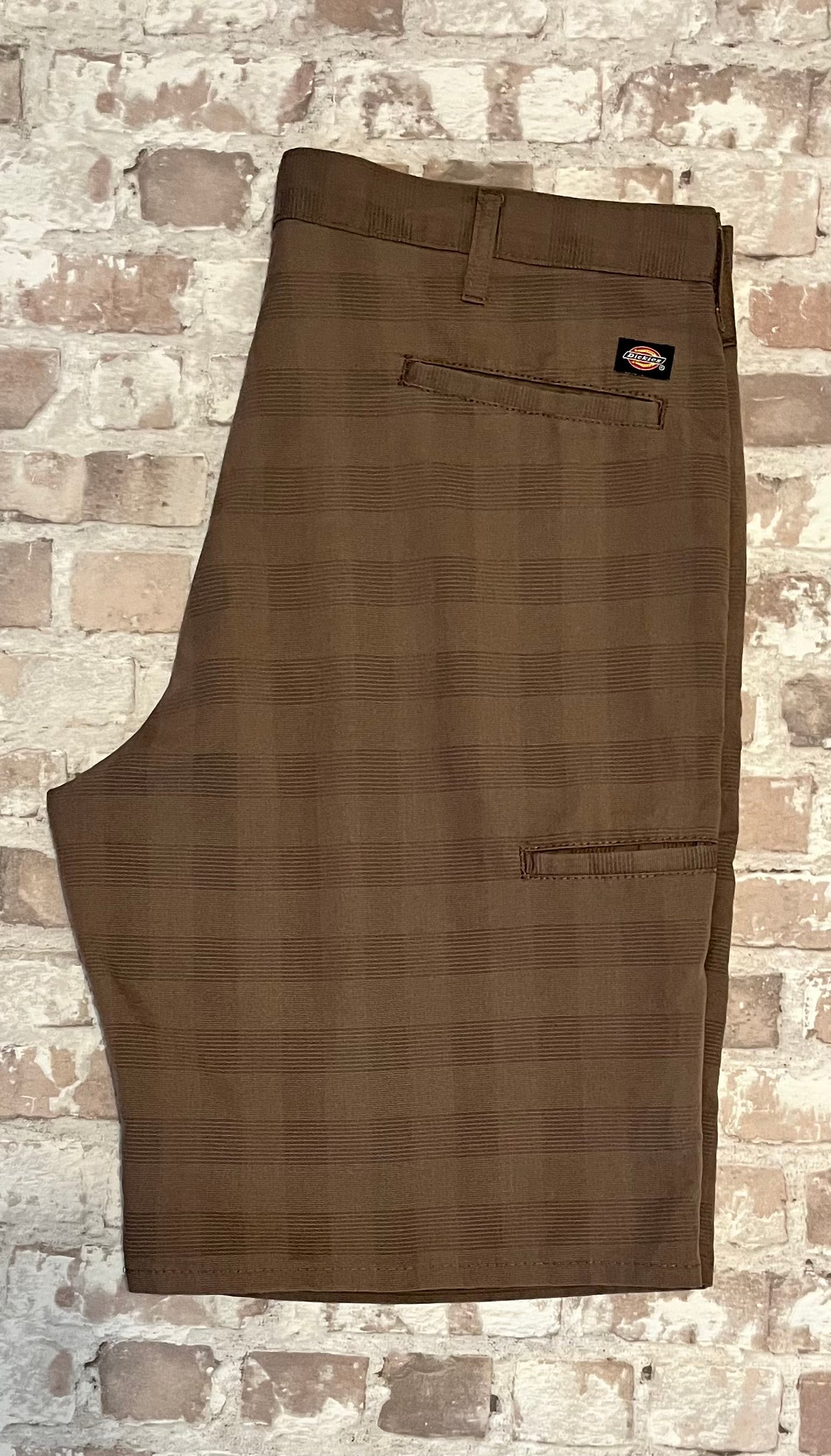 Short long beige kaki Dickies 13-Inch Multi-Pocket en toile technique au tissage texturé Crosshatch, présenté à plat 