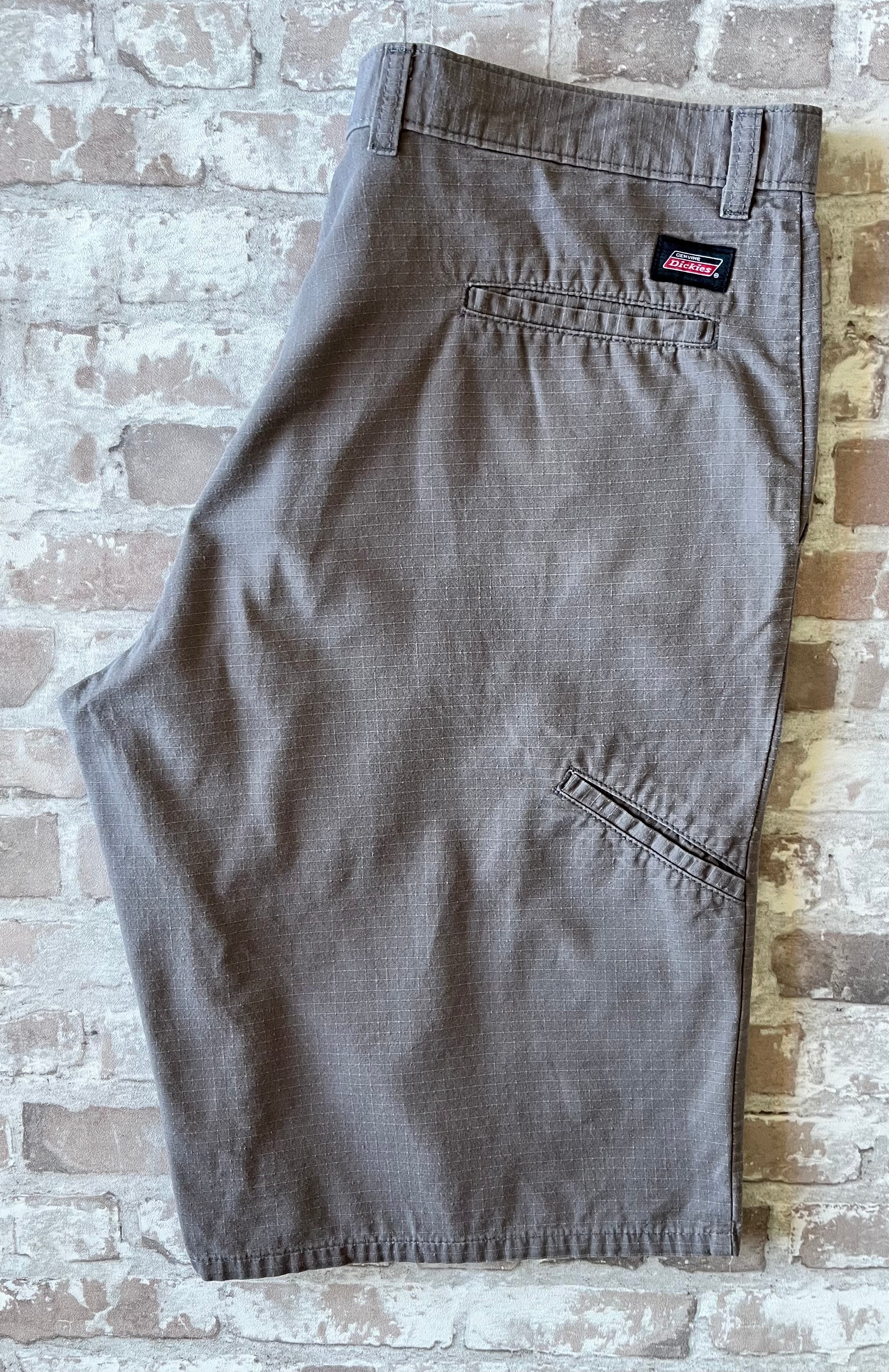 Short en coton Ripstop gris moyen Dickies avec poche latérale plaquée et patch logo, présenté à plat