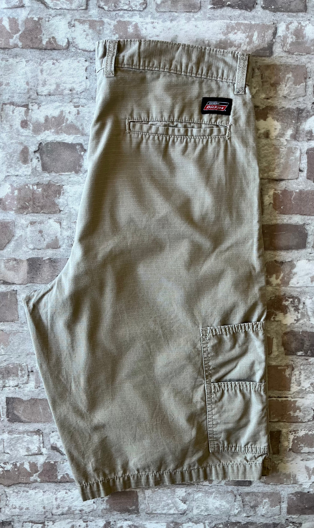 Short en coton Ripstop beige sable Dickies avec poche cargo latérale et patch de la marque, présenté à plat 