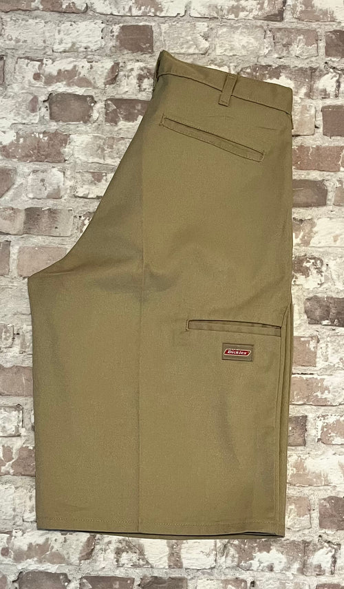 Short long vintage beige Dickies 13-Inch Multi-Pocket neuf avec pli central permanent et poche latérale, présenté à plat 