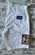 Gros plan sur le patch vintage Sherwin-Williams Cover the Earth sur la poche arrière d'un short Dickies.
