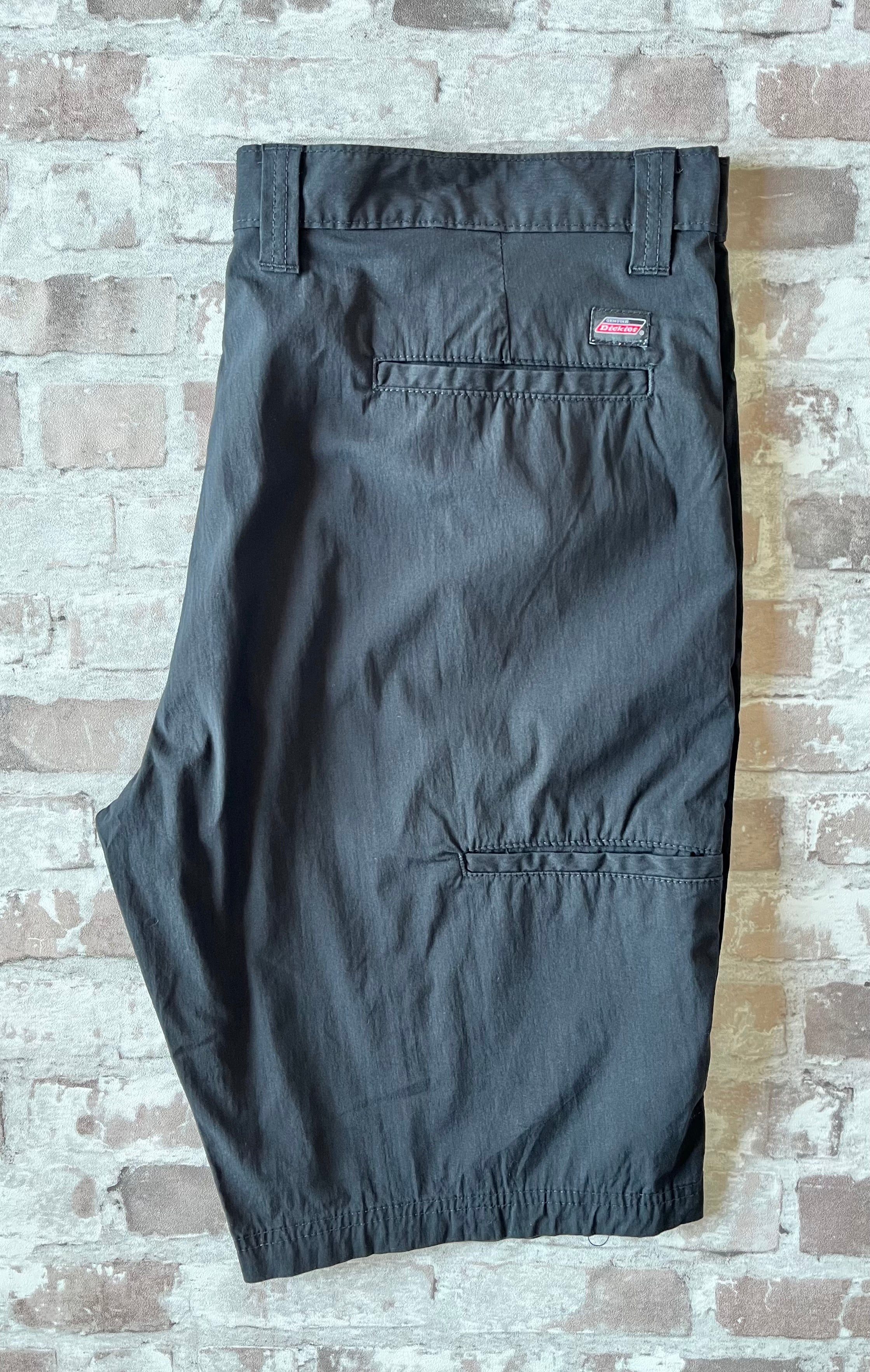 Bermuda technique noir Dickies Performance en coton stretch avec poches outils et patch logo, présenté à plat.