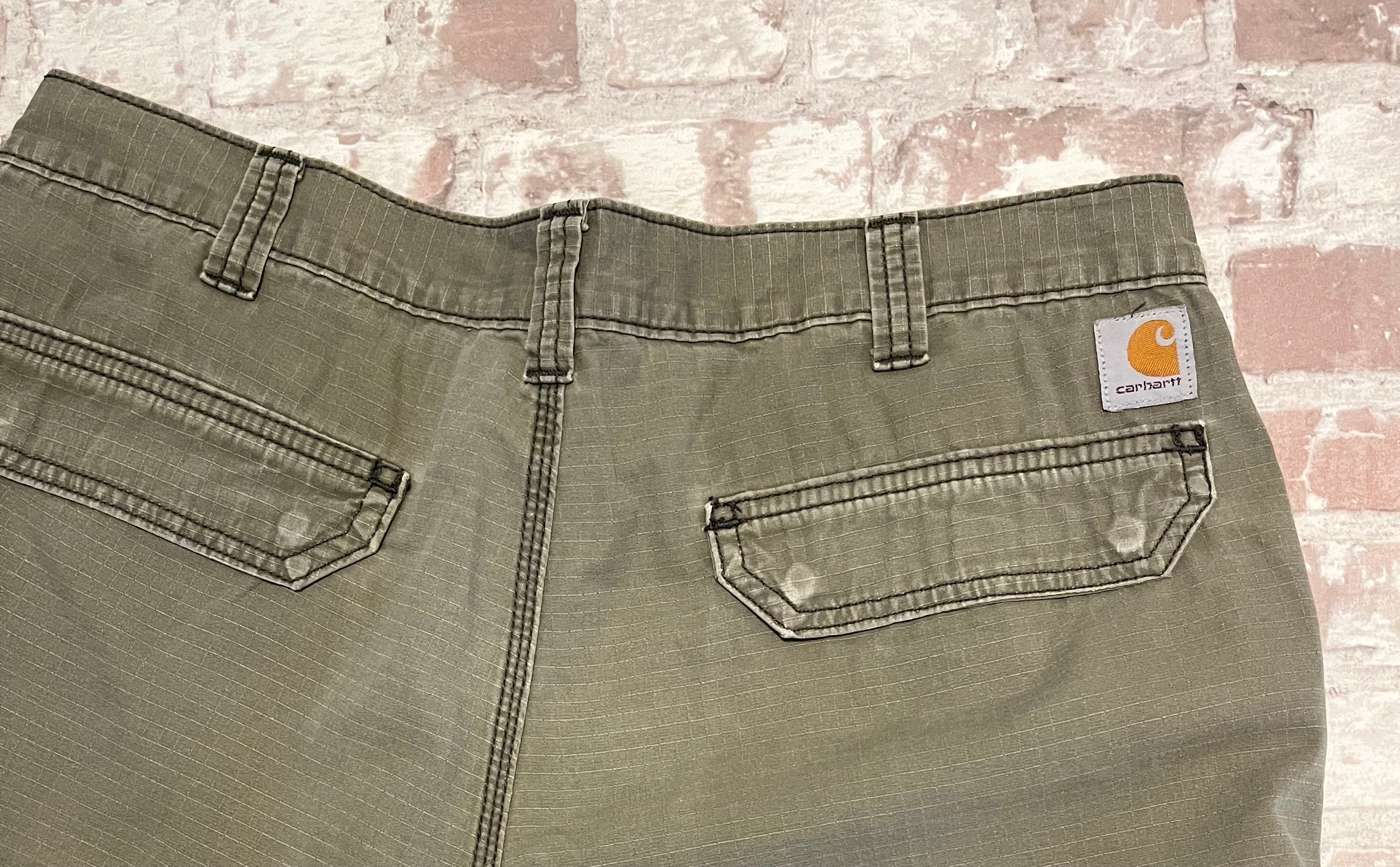 Gros plan sur la patine d'usage sur la poche d'un short cargo Carhartt de seconde main.