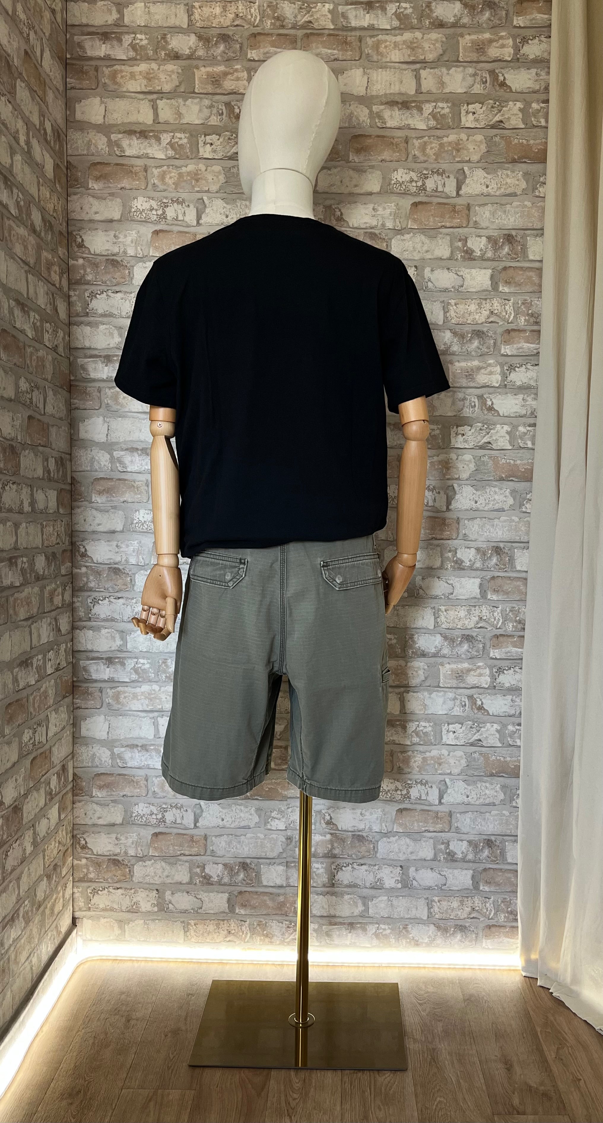 Bermuda Cargo Carhartt Relaxed Fit - Ripstop Coloris Fossil et un tshirt noir sur mannequin de dos