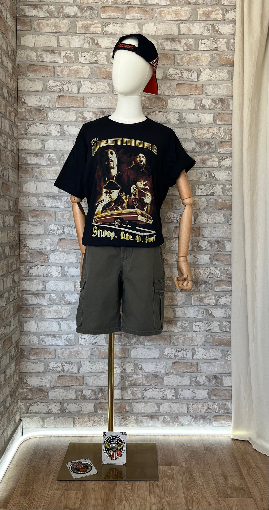 Bermuda Cargo Carhartt Rugged FlexⓇ | Regular Fit - Court | Field Kaki / Tshirt Mount Westmore / Casquette Harley Davidson Vintage / Patchs La Barbuda