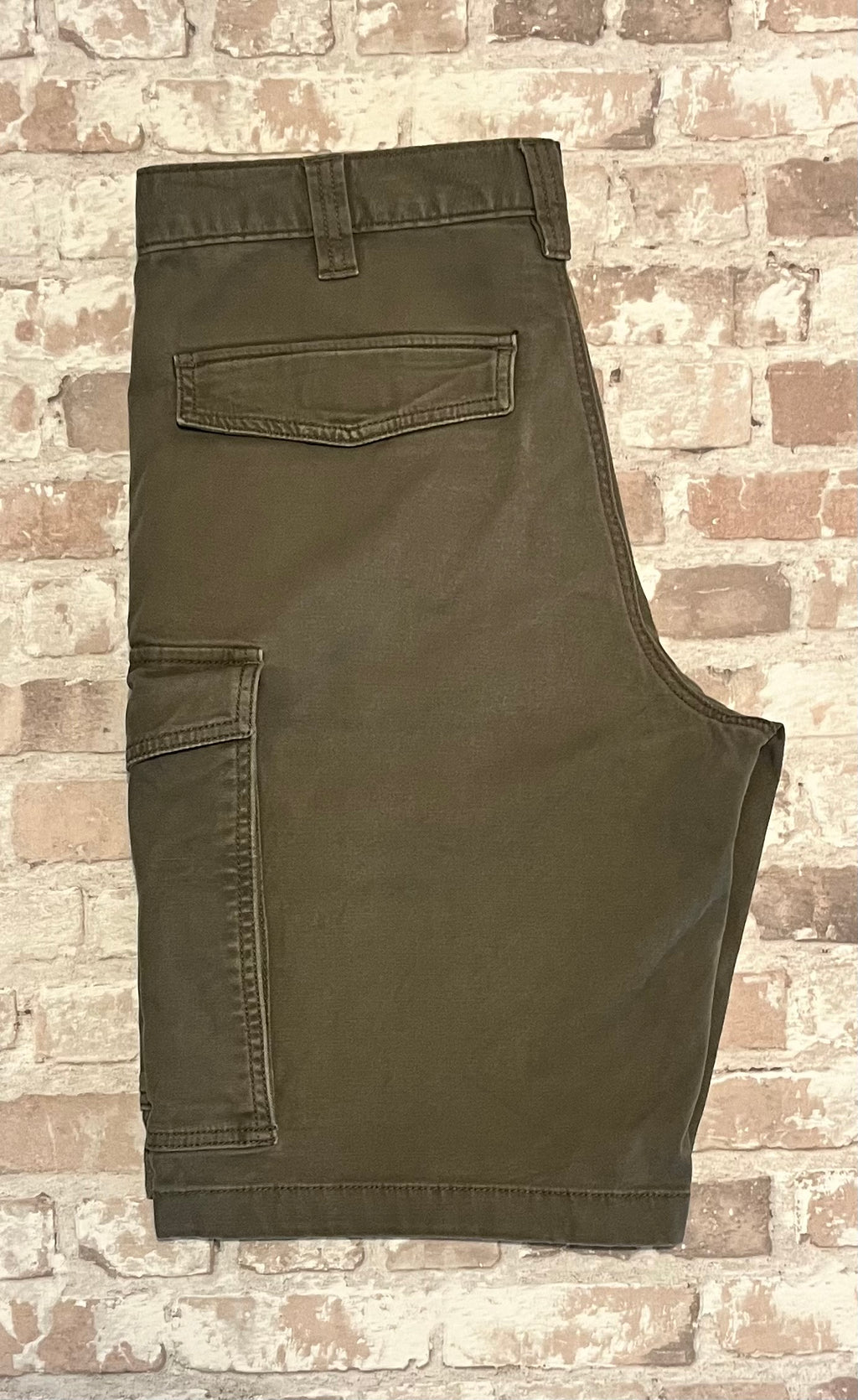 Short cargo de travail vert kaki Carhartt Tech Utility en toile canvas stretch, présenté à plat 