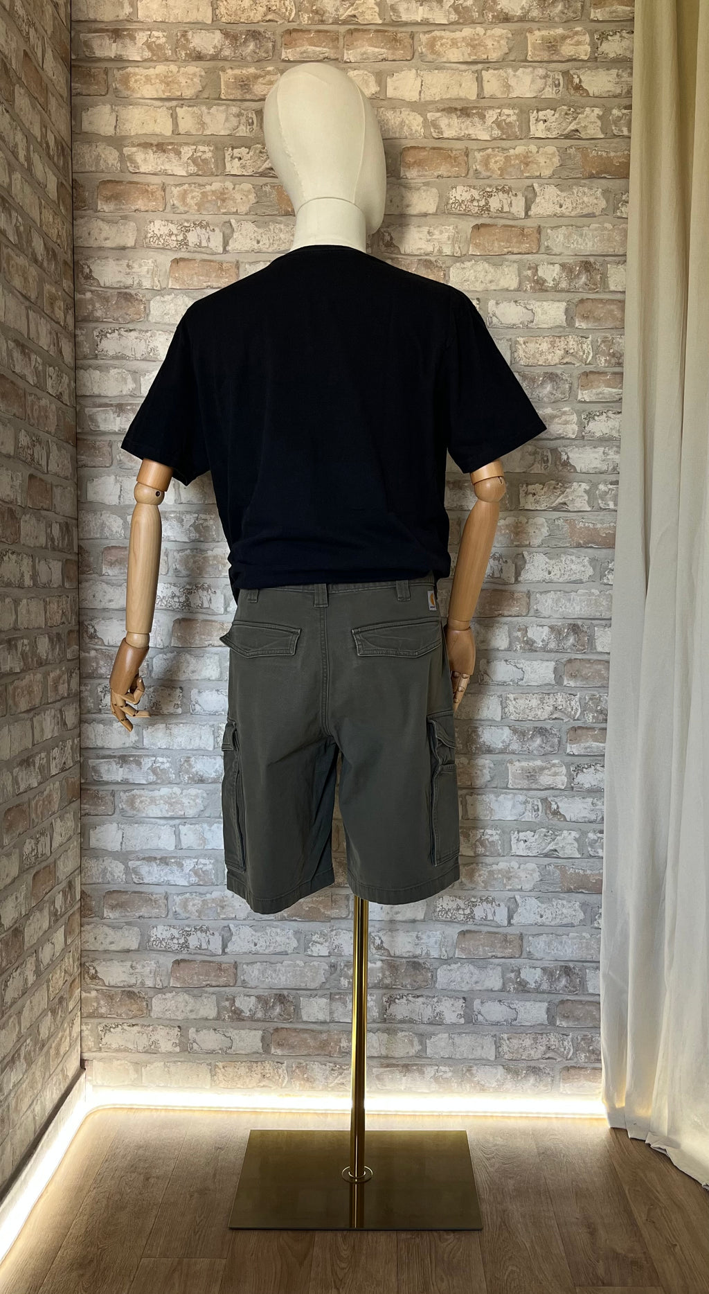 Bermuda Cargo Carhartt Rugged FlexⓇ Regular Fit Field Kaki avec tshirt KISS sur un mannequin de dos