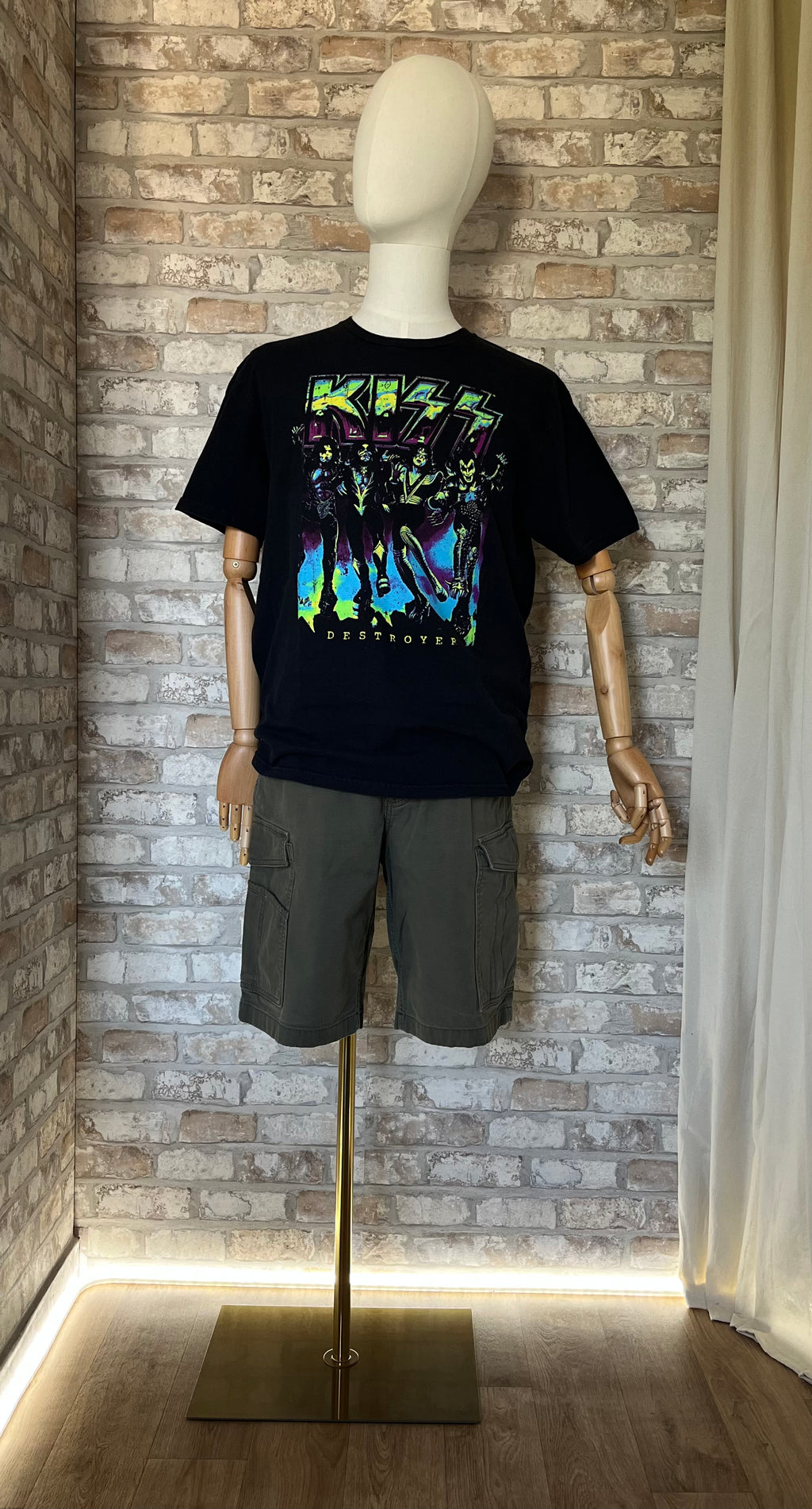 Bermuda Cargo Carhartt Rugged FlexⓇ Regular Fit Field Kaki avec un tshirt KISS Destroyer Néon sur un mannequin de face