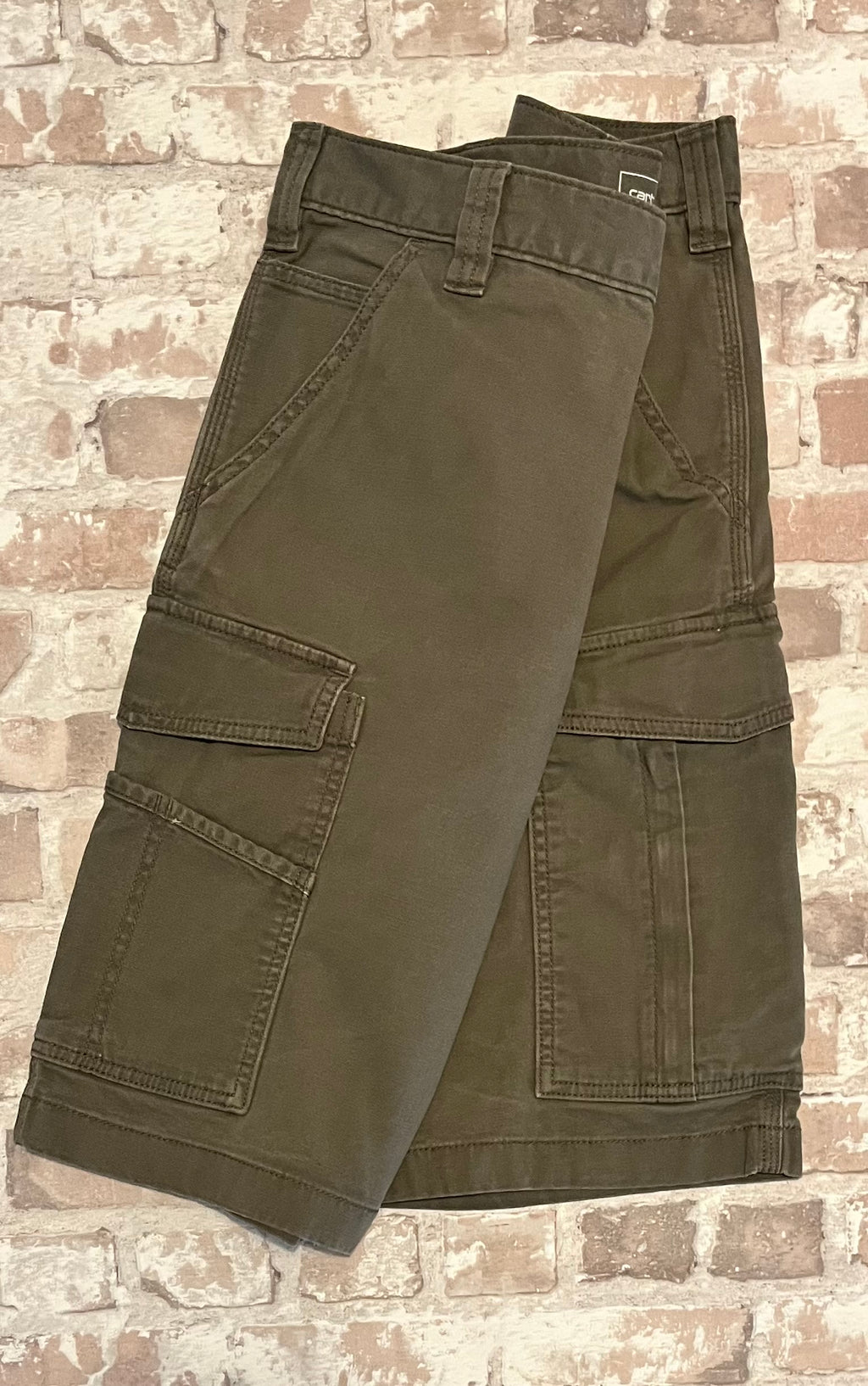 Short cargo de travail vert kaki Carhartt Tech Utility en toile canvas stretch, présenté à plat , plié, de face.