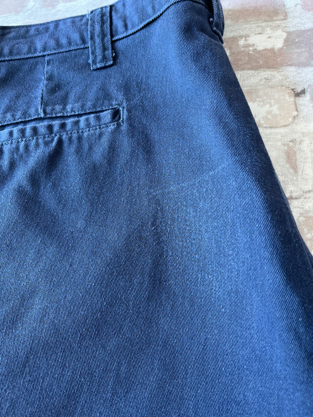Gros plan légères marques de patine d'un short Dickies navy, arrière