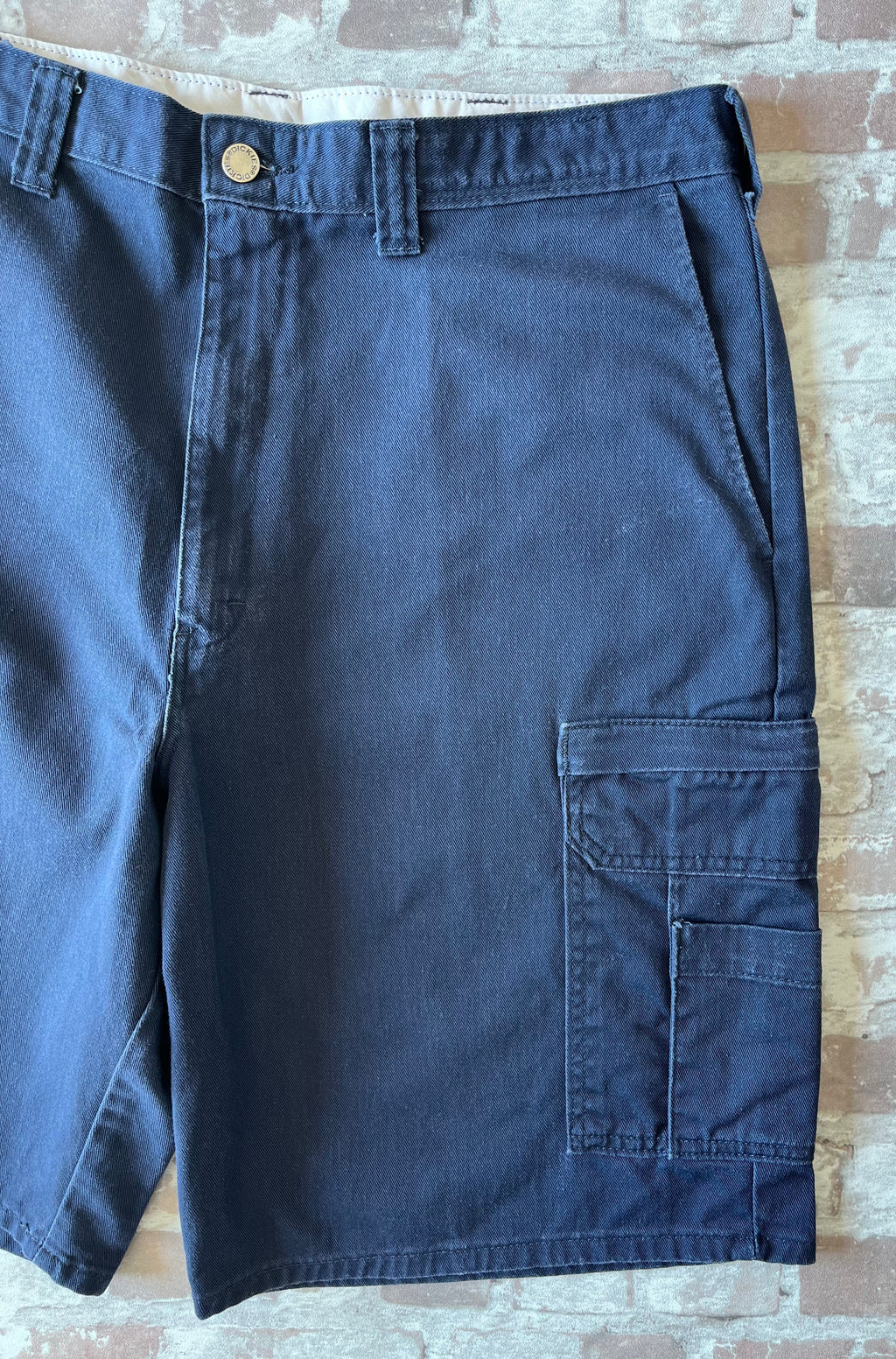 Short cargo bleu marine Dickies Relaxed Fit en toile de coton canvas avec grandes poches latérales, présenté à plat.