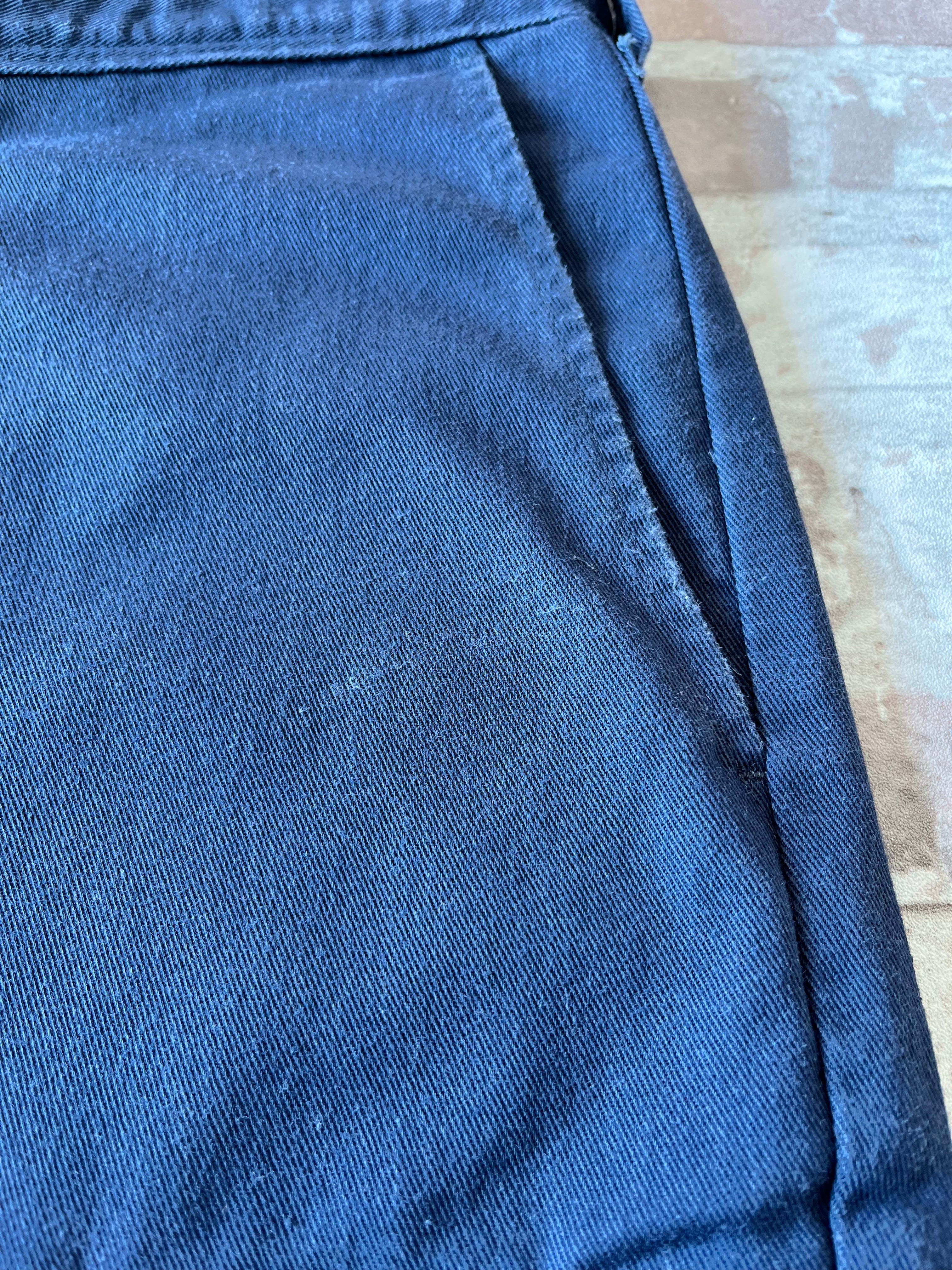 Gros plan légères marques de patine d'un short Dickies navy.