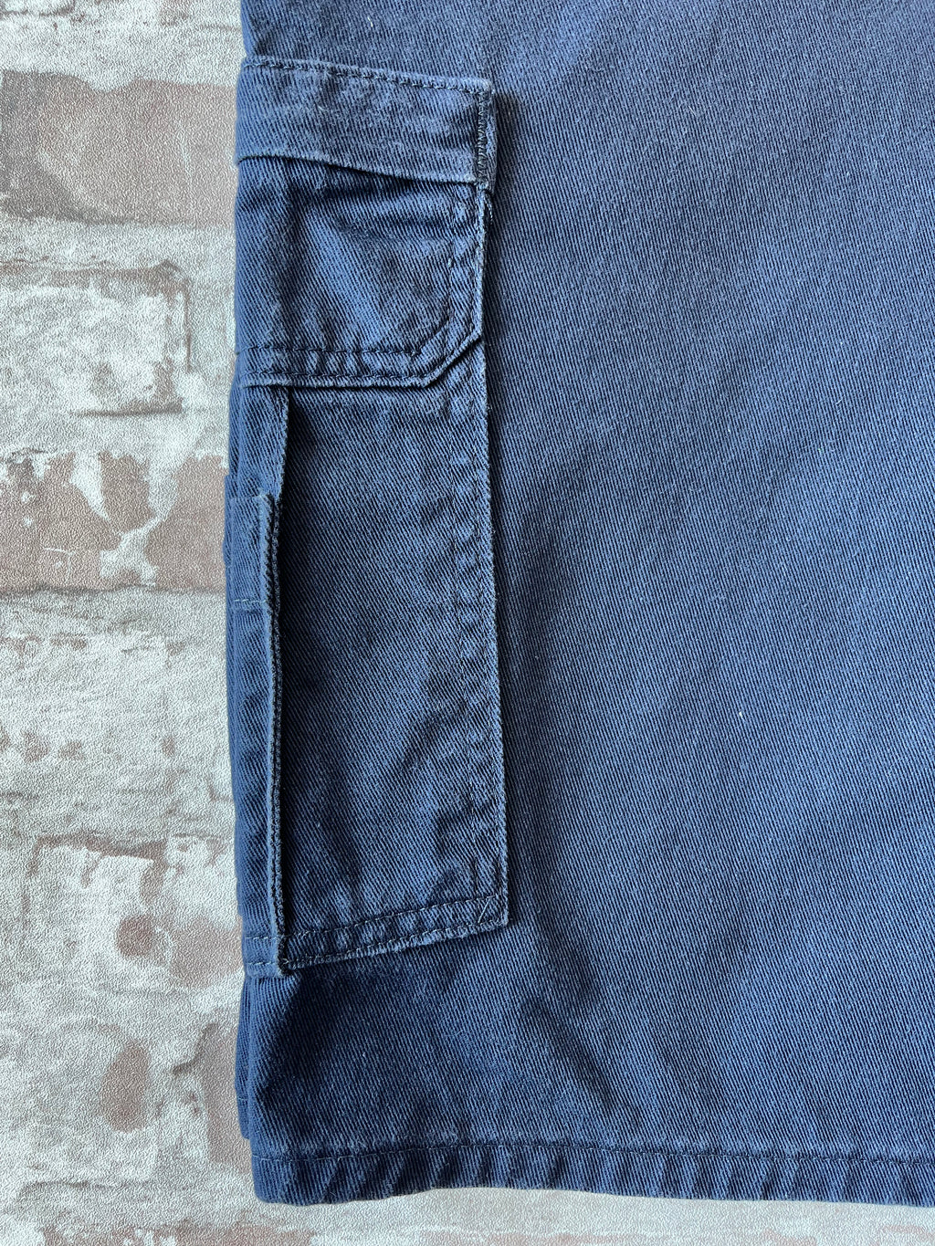 Short cargo bleu marine Dickies Relaxed Fit en toile de coton canvas avec grandes poches latérales, présenté à plat.