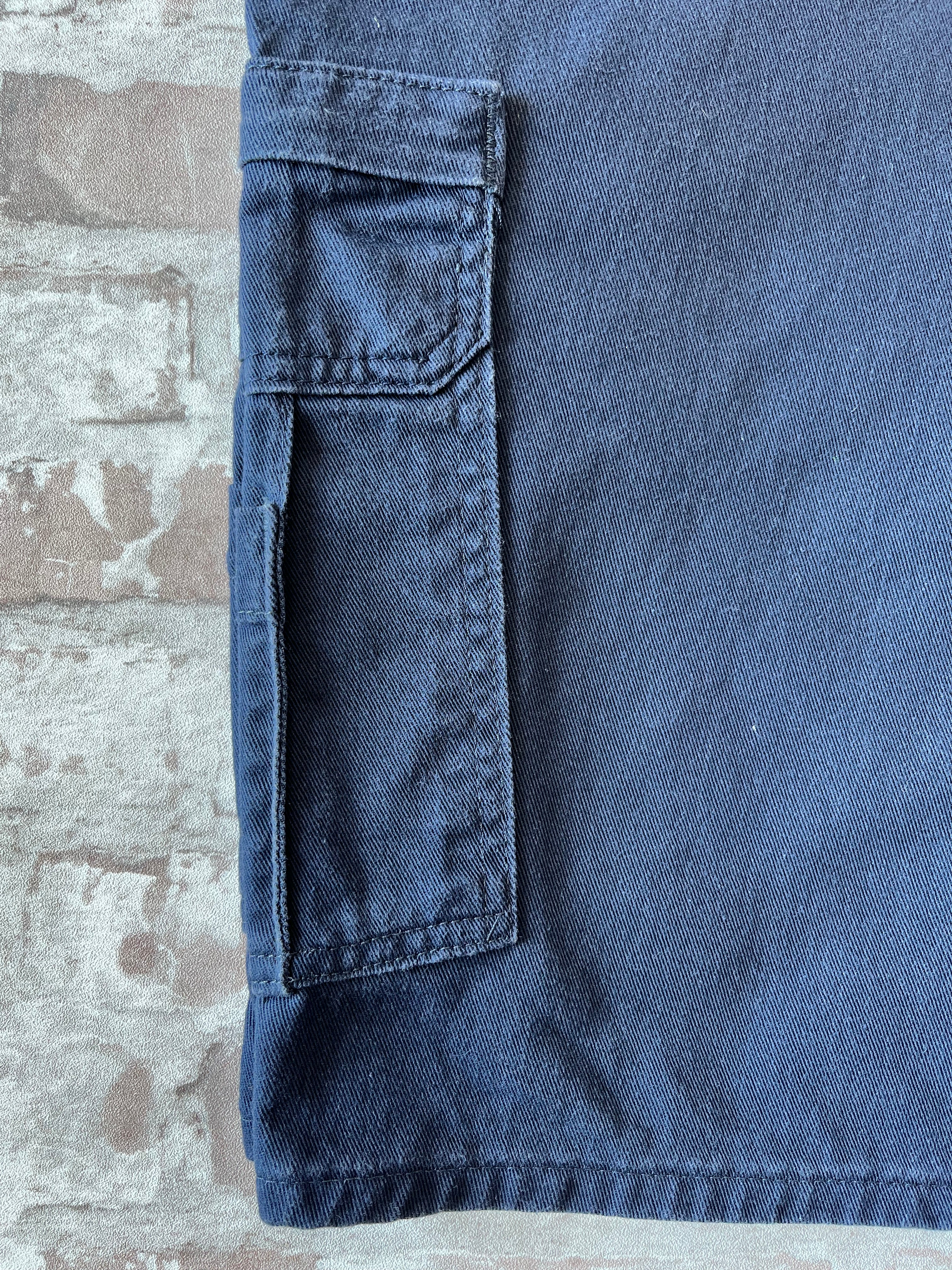 Short cargo bleu marine Dickies Relaxed Fit en toile de coton canvas avec grandes poches latérales, présenté à plat.