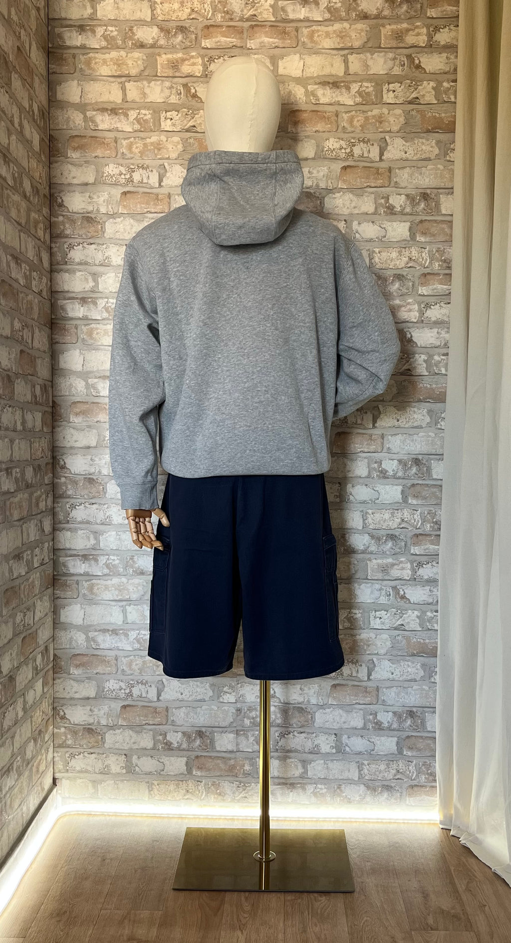 Bermuda Cargo Dickies Heavy Cotton - Navy Blue style Workwear avec un Hoodie Nike Sportswear Club Fleece Gris Chiné collection Fall-Winter porté par un mannequin de dos