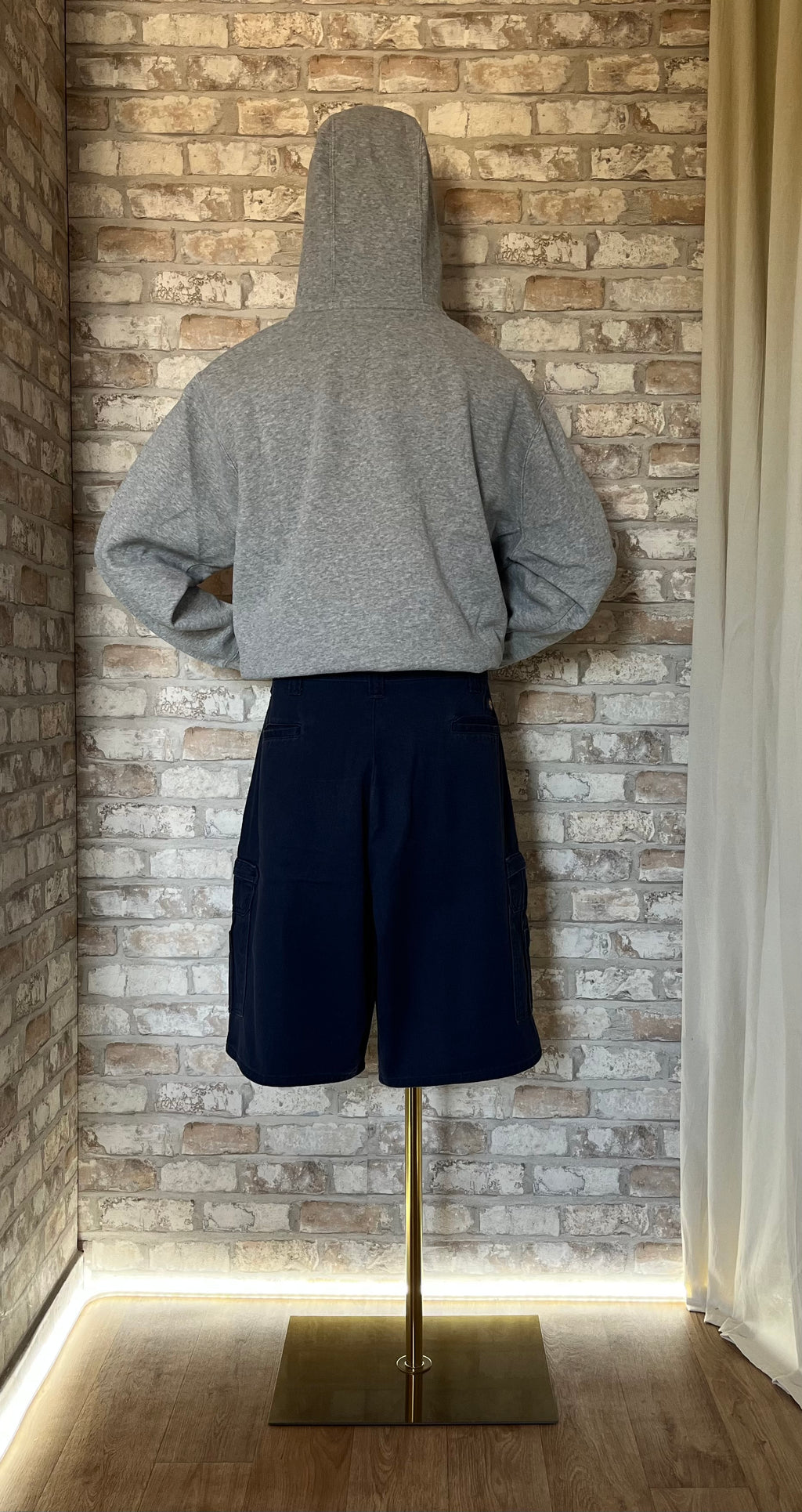 Bermuda Cargo Dickies Heavy Cotton - Navy Blue style Workwear avec un sweat shirt Nike porté par un mannequin de dos