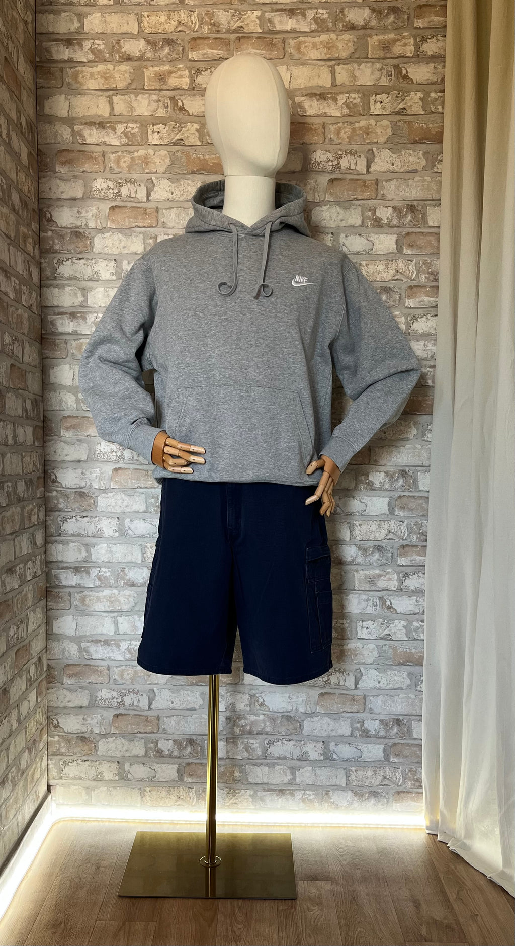 Bermuda Cargo Dickies Heavy Cotton - Navy Blue style Workwear avec un Hoodie Nike Sportswear Club Fleece Gris Chiné collection Fall-Winter porté par un mannequin de face