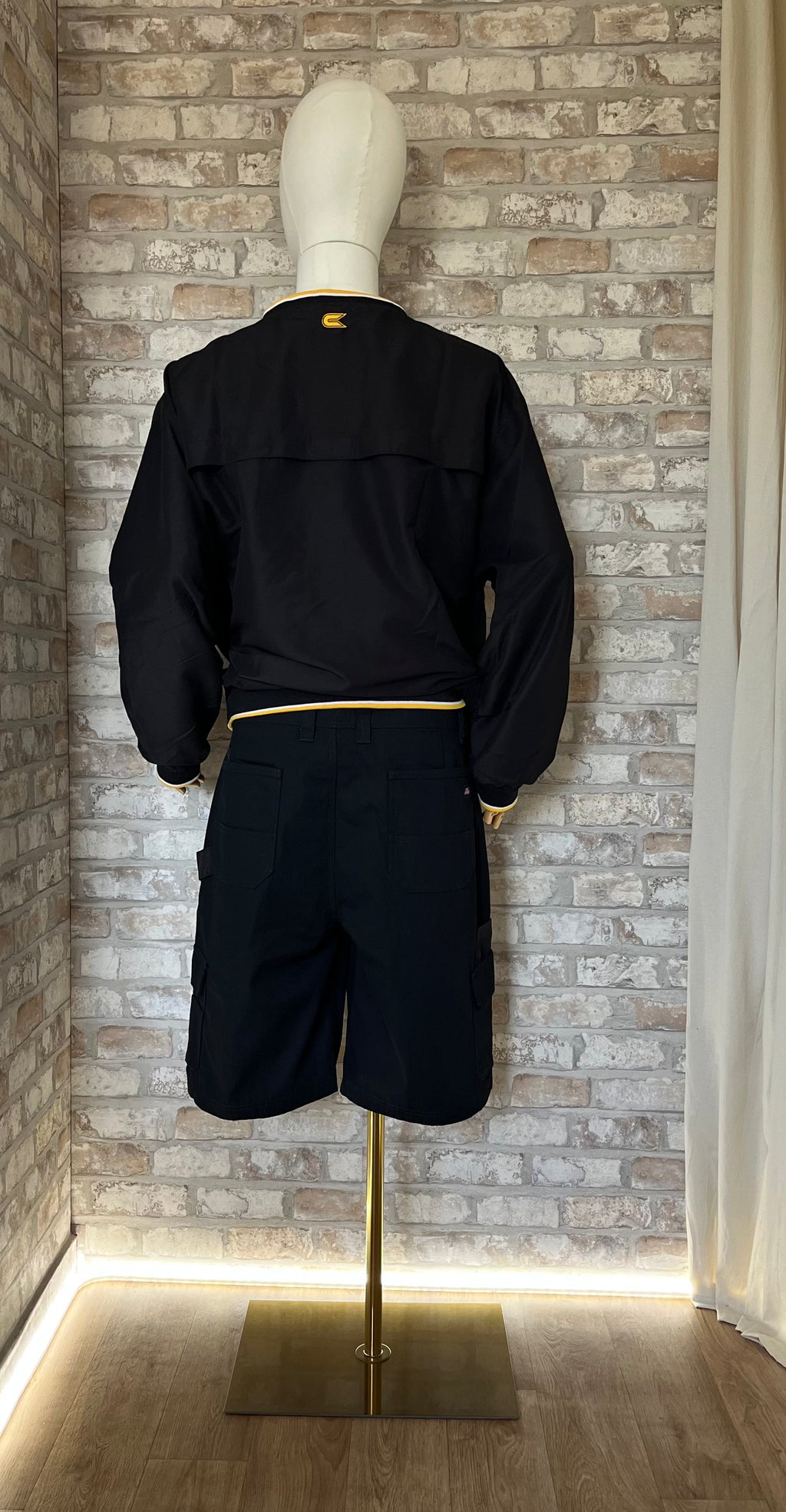 Bermuda Cargo Dickies | Noir - Coupe Loose Fit 38 US de dos sur mannequin avec windshirt vintage