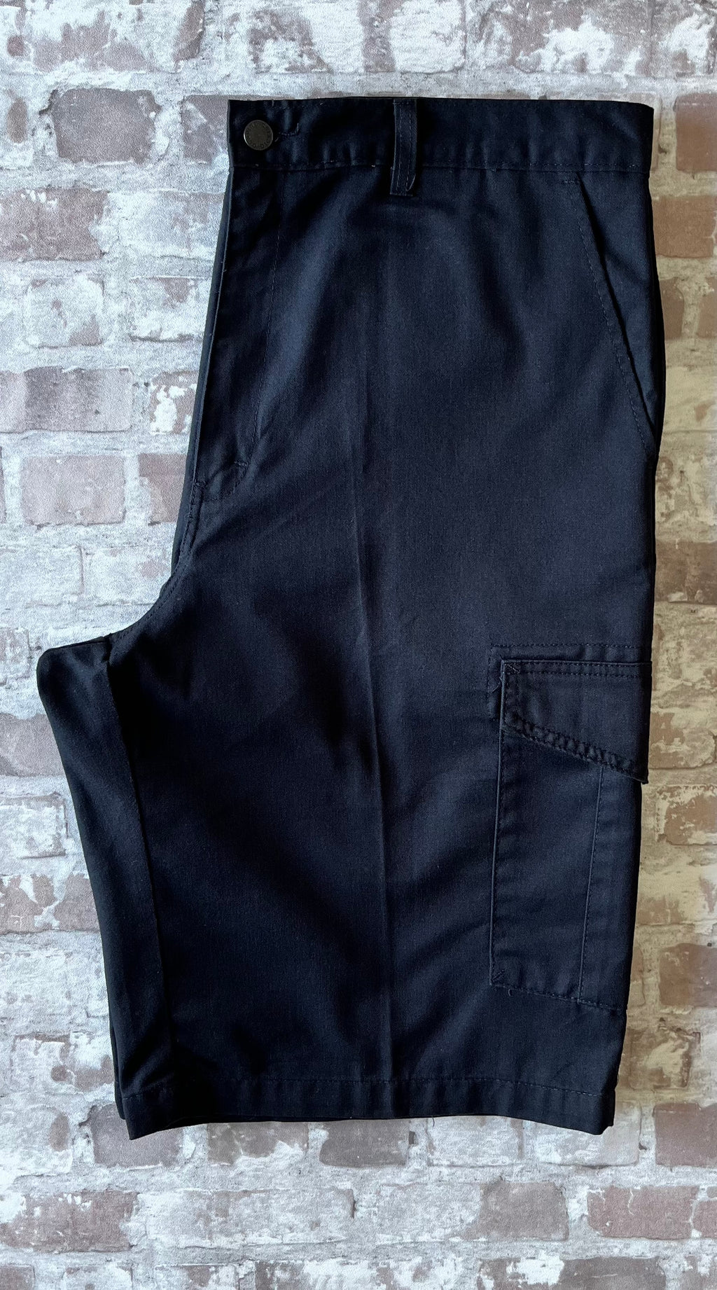 Short cargo noir Dickies Loose Fit avec grandes poches latérales à soufflets et rabats velcro, présenté à plat.
