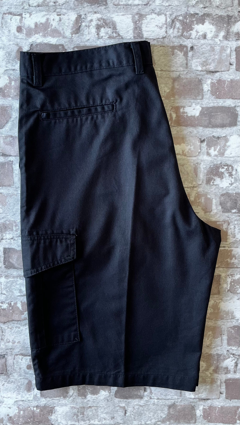 Short cargo noir Dickies Loose Fit avec grandes poches latérales à soufflets et rabats velcro, présenté à plat.