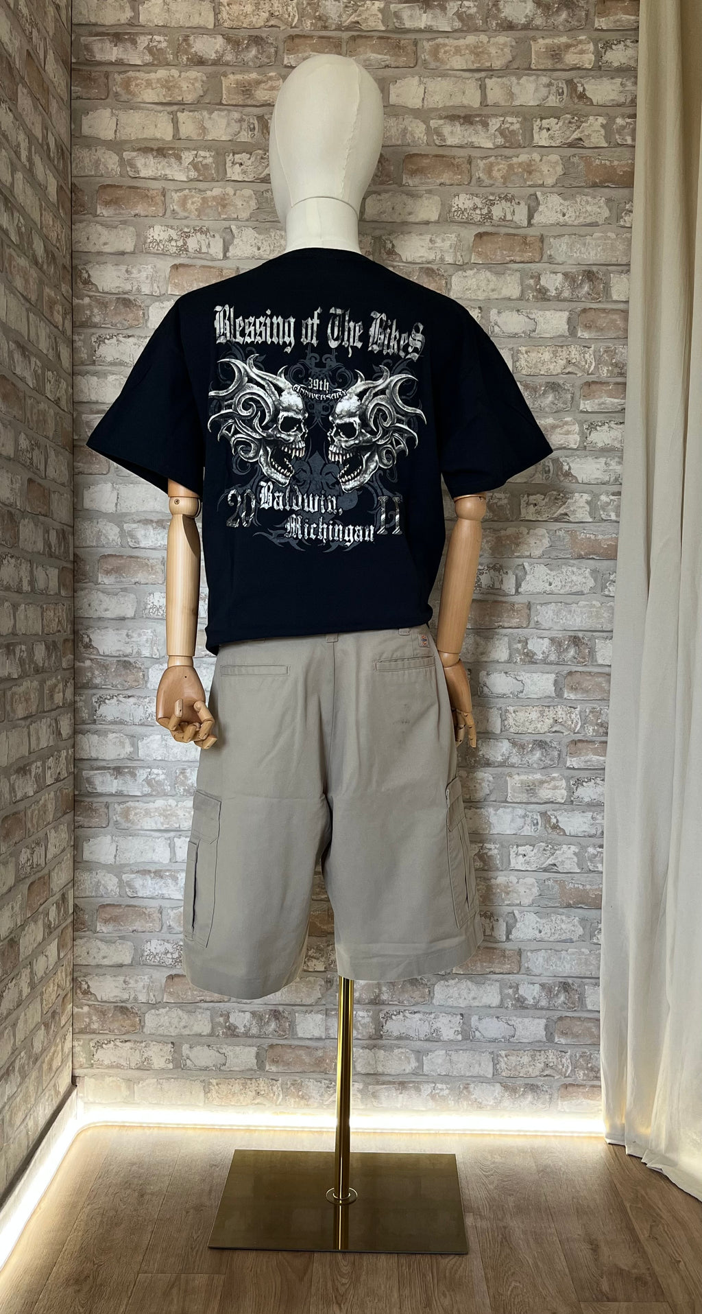 Bermuda Cargo Dickies style Workwear Authentique - "Flex Industrial Edition"  Distressed coloris Desert Sable de dos sur mannequin avec T-Shirt Blessing of the Bikes 39th Anniversary 2011  Baldwin Michingan USA