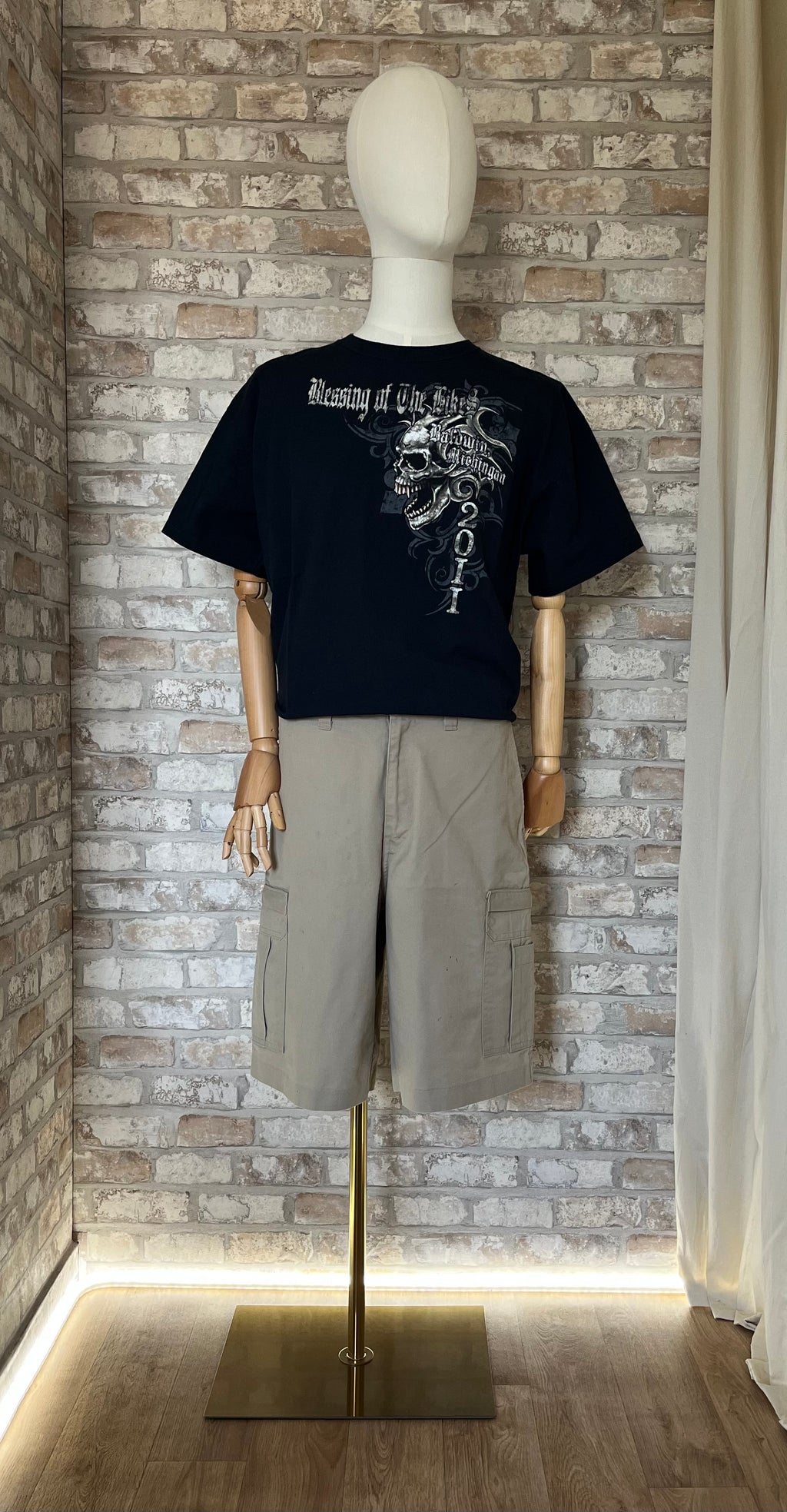Bermuda Cargo Dickies style Workwear Authentique - "Flex Industrial Edition"  Distressed coloris Desert Sable de face sur mannequin avec T-Shirt Blessing of the Bikes 39th Anniversary 2011  Baldwin Michingan USA