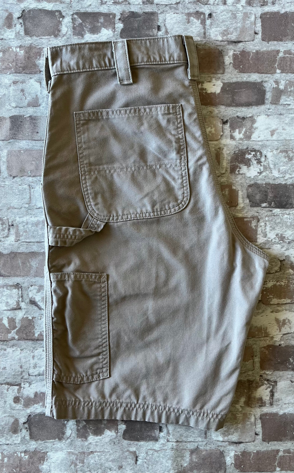 Bermuda de travail beige Carhartt B147  à plat, mettant en valeur la toile en coton canvas.