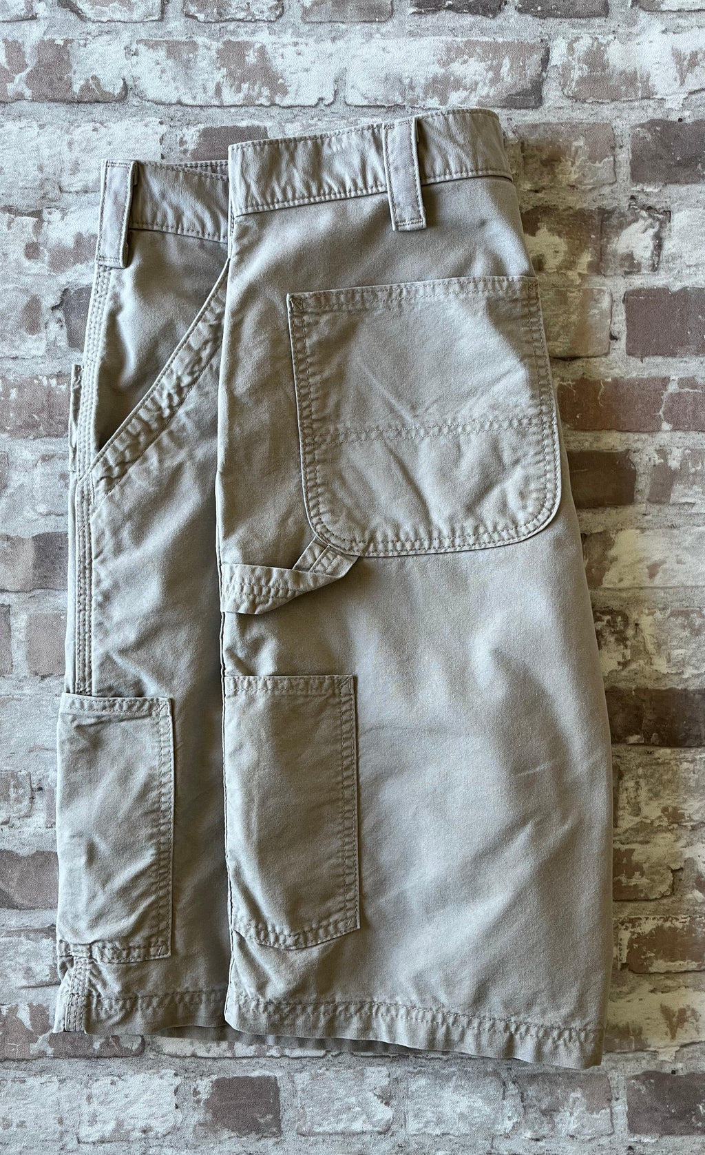 Bermuda de travail beige Carhartt Carpenter B147 en toile de coton canvas robuste, présenté à plat, plié