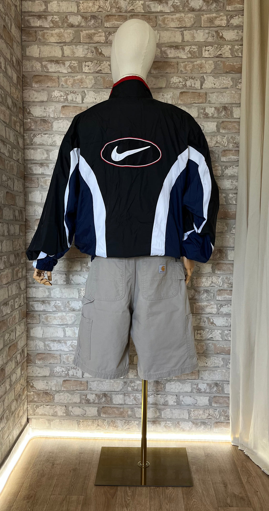Bermuda Carpenter Carhartt B147 Beige TAN et veste vintage Nike de dos sur mannequin