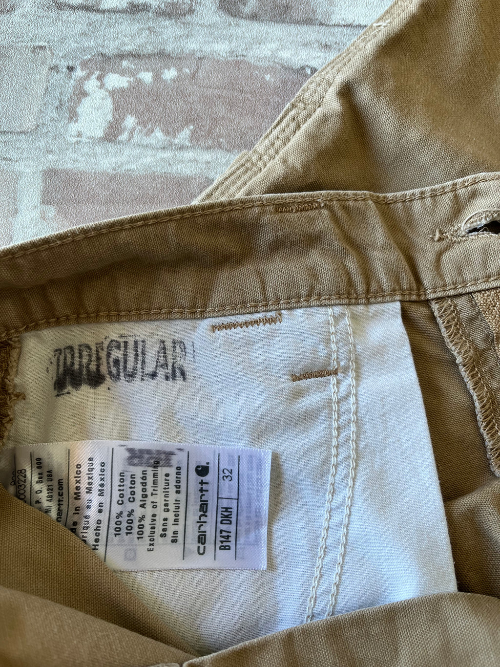 Short de travail Carhartt B147 de 2021 coloris DKH. Toile pur coton canvas, coupe carpenter originale et marquage d'usine unique Irregular.