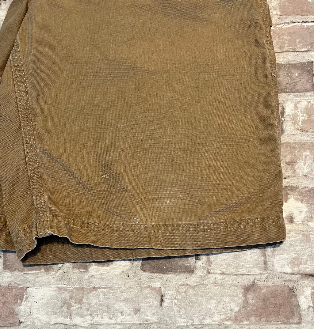 Short de travail DKH Carhartt B147 à plat, mettant en valeur la toile en coton canvas et la boucle marteau et montrant des petits accrocs et quelques taches 